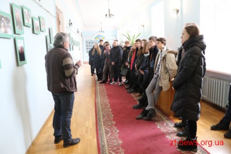 Житомирські школярі відвідали фотовиставку «Скам’янілі душі»