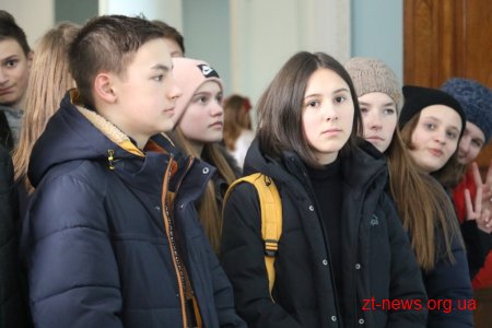 Житомирські школярі відвідали фотовиставку «Скам’янілі душі»