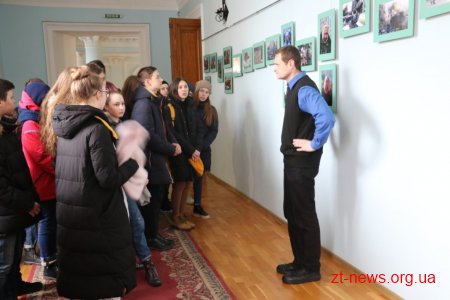 Житомирські школярі відвідали фотовиставку «Скам’янілі душі»