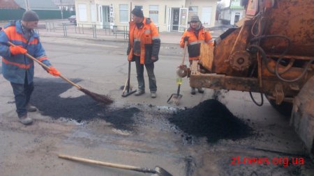 У Житомирі активно продовжують латати ями на дорогах