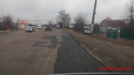 У Житомирі активно продовжують латати ями на дорогах