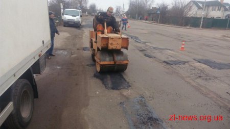 У Житомирі активно продовжують латати ями на дорогах