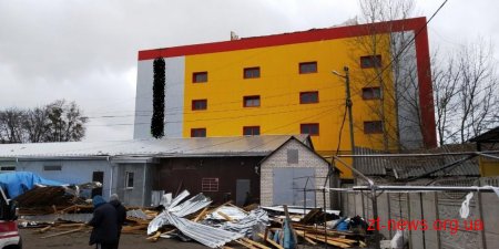 У Коростишеві сильний вітер зірвав покрівлю з будівлі, 1 людина загинула та ще 1 отримала травми
