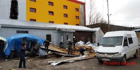 У Коростишеві сильний вітер зірвав покрівлю з будівлі, 1 людина загинула та ще 1 отримала травми
