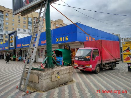 У Житомирі перевірять стан рекламних конструкцій, що зазнали пошкодження під час негоди