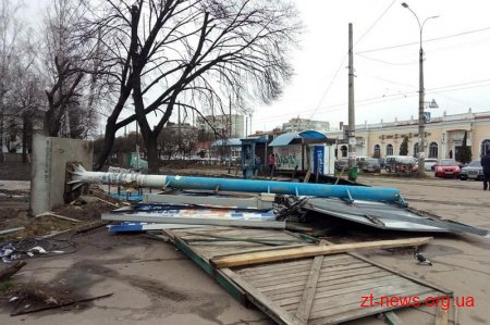 У Житомирі перевірять стан рекламних конструкцій, що зазнали пошкодження під час негоди