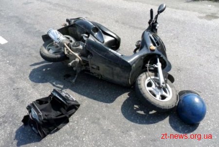 У Чуднівському районі мопед врізався у бетонну опору: травми отримали водій та пасажирка