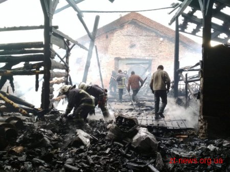 На Житомирщині горів цегляний склад, де зберігали деревне вугілля