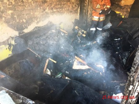 У Новограді-Волинському під час пожежі в багатоповерхівці вогнеборці врятували чоловіка