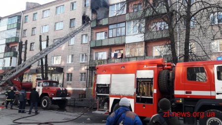 У Новограді-Волинському під час пожежі в багатоповерхівці вогнеборці врятували чоловіка