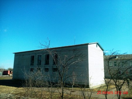 У Житомирі рятувальники зняли пошкоджений, внаслідок сильного вітру, шифер з дитсадка