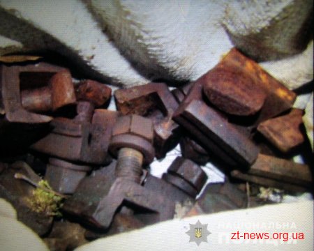 На Житомирщині поліцейські зупинили підозрілий автомобіль та виявили викрадені частини залізничної колії