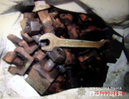 На Житомирщині поліцейські зупинили підозрілий автомобіль та виявили викрадені частини залізничної колії