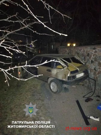 У Житомирі внаслідок зіткнення двох автомобілів один з них вилетів на тротуар та збив пішохода