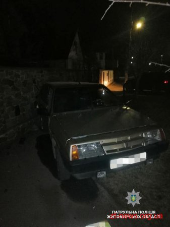 У Житомирі внаслідок зіткнення двох автомобілів один з них вилетів на тротуар та збив пішохода