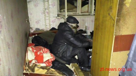 У Житомирі сталася пожежа в захаращеній сміттям квартирі 15-поверхівки