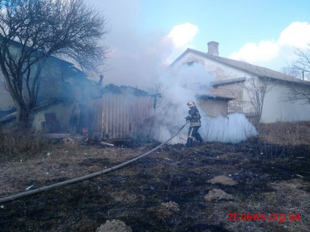 У Радомишльському районі ліквідовано пожежу двох господарчих будівель
