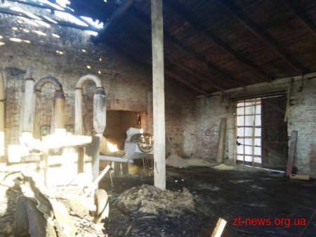 Неподалік Житомира рятувальники гасили пожежу на території приватного підприємства
