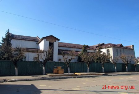 У Малинському БК вже влаштували покрівлю із металочерепиці