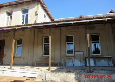 У Малинському БК вже влаштували покрівлю із металочерепиці