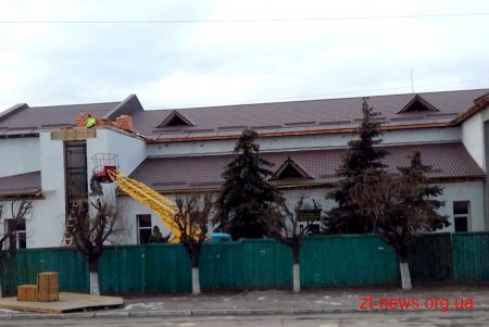 У Малинському БК вже влаштували покрівлю із металочерепиці