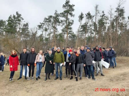 У Житомирі студенти ЖДТУ прибрали від сміття прибережну смугу річки Тетерів