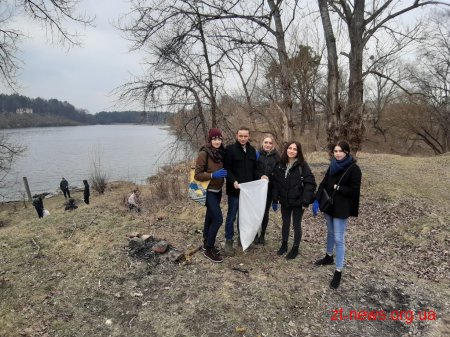 У Житомирі студенти ЖДТУ прибрали від сміття прибережну смугу річки Тетерів