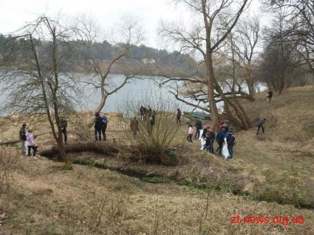 У Житомирі студенти ЖДТУ прибрали від сміття прибережну смугу річки Тетерів
