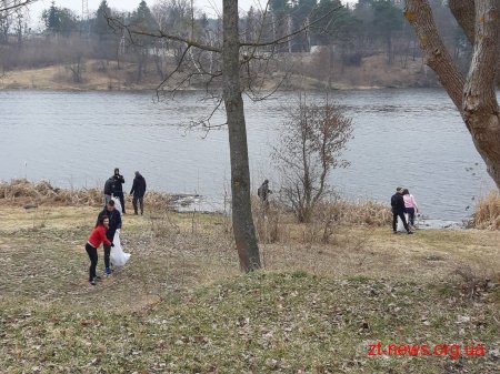 У Житомирі студенти ЖДТУ прибрали від сміття прибережну смугу річки Тетерів