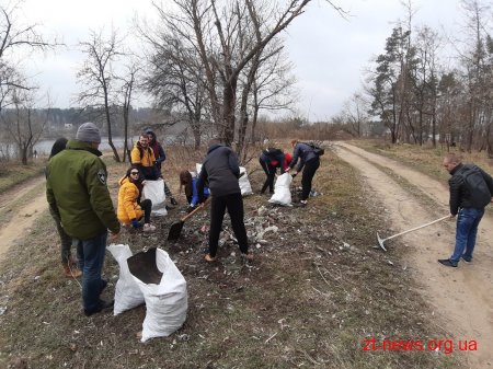 У Житомирі студенти ЖДТУ прибрали від сміття прибережну смугу річки Тетерів