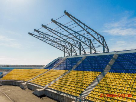 На стадіоні «Полісся» встановили 70% металоконструкцій під накриття