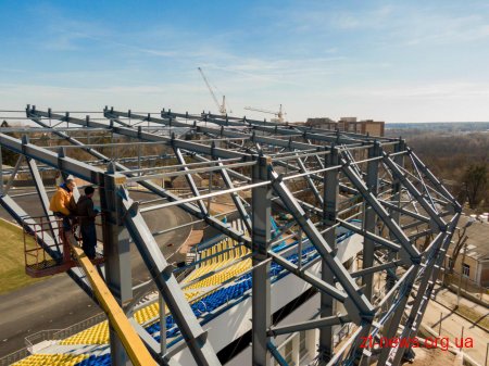 На стадіоні «Полісся» встановили 70% металоконструкцій під накриття