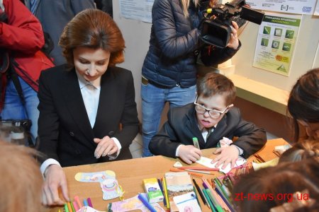 Марина Порошенко разом із донькою Євгенією у Житомирі долучилися до флешмобу «Lots of Socks»