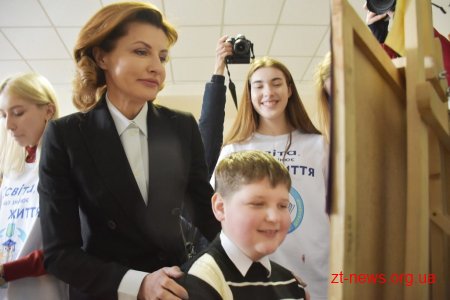 Марина Порошенко разом із донькою Євгенією у Житомирі долучилися до флешмобу «Lots of Socks»