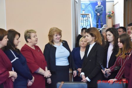 Марина Порошенко разом із донькою Євгенією у Житомирі долучилися до флешмобу «Lots of Socks»