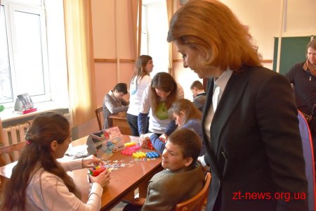 Марина Порошенко разом із донькою Євгенією у Житомирі долучилися до флешмобу «Lots of Socks»