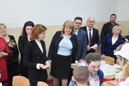 Марина Порошенко разом із донькою Євгенією у Житомирі долучилися до флешмобу «Lots of Socks»