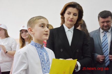 Марина Порошенко разом із донькою Євгенією у Житомирі долучилися до флешмобу «Lots of Socks»