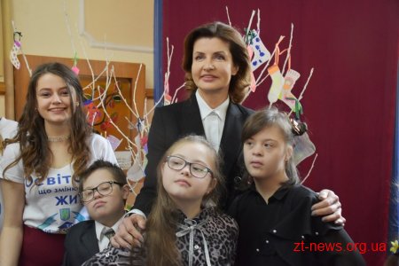 Марина Порошенко разом із донькою Євгенією у Житомирі долучилися до флешмобу «Lots of Socks»