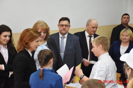 Марина Порошенко разом із донькою Євгенією у Житомирі долучилися до флешмобу «Lots of Socks»