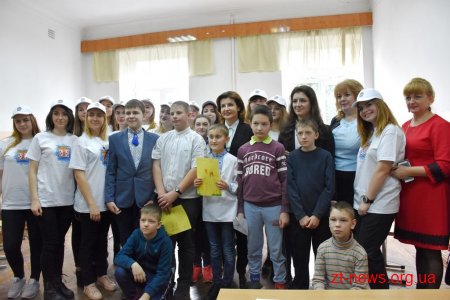 Марина Порошенко разом із донькою Євгенією у Житомирі долучилися до флешмобу «Lots of Socks»