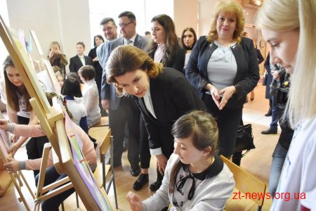 Марина Порошенко разом із донькою Євгенією у Житомирі долучилися до флешмобу «Lots of Socks»