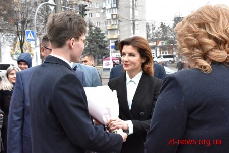 Марина Порошенко разом із донькою Євгенією у Житомирі долучилися до флешмобу «Lots of Socks»