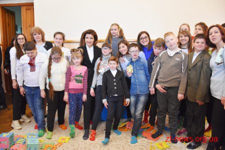 Марина Порошенко разом із донькою Євгенією у Житомирі долучилися до флешмобу «Lots of Socks»