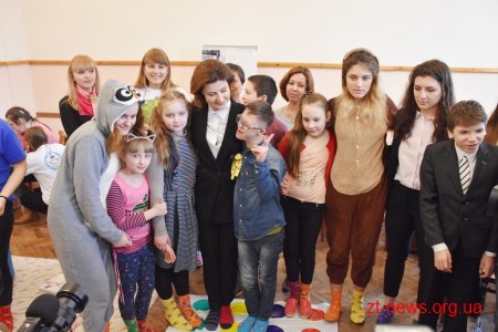 Марина Порошенко разом із донькою Євгенією у Житомирі долучилися до флешмобу «Lots of Socks»