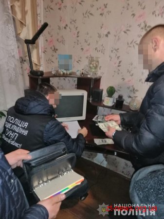 На Житомирщині поліція затримала голову сільради на хабарі у 35 тисяч доларів США