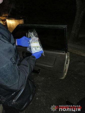 На Житомирщині поліція затримала голову сільради на хабарі у 35 тисяч доларів США