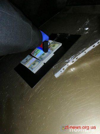 На Житомирщині поліція затримала голову сільради на хабарі у 35 тисяч доларів США
