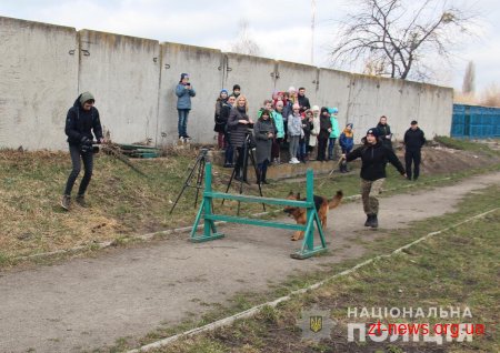 У Житомирі поліцейські кінологи дивували дітей яскравими виступами службових собак