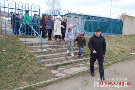 У Житомирі поліцейські кінологи дивували дітей яскравими виступами службових собак